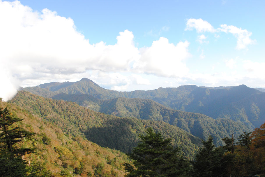 四国の山並み、ひときわ高い山は筒上山