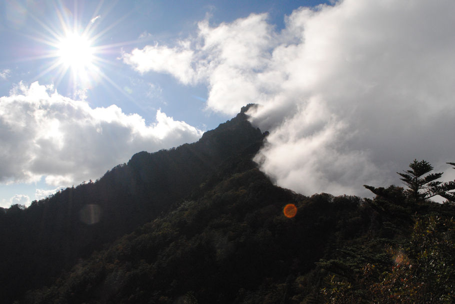 雲を振り払うかのように聳え立つ石鎚山