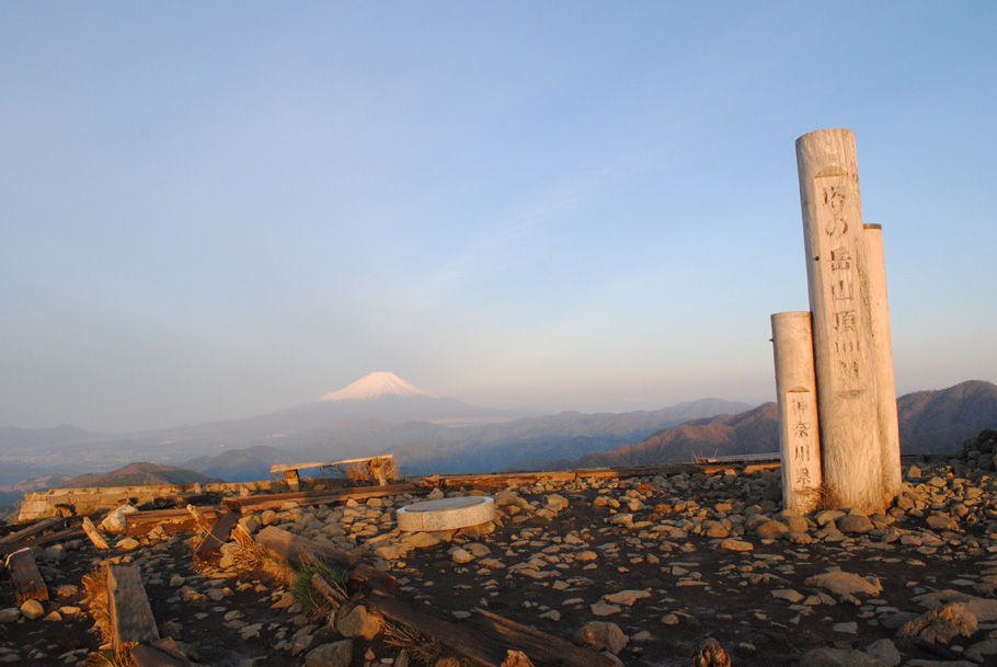 早朝の塔ノ岳山頂（2019年5月5日撮影）