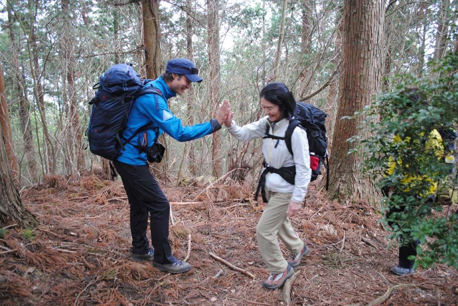 転軸山に登頂し、ハイタッチ。「お疲れさまでした」