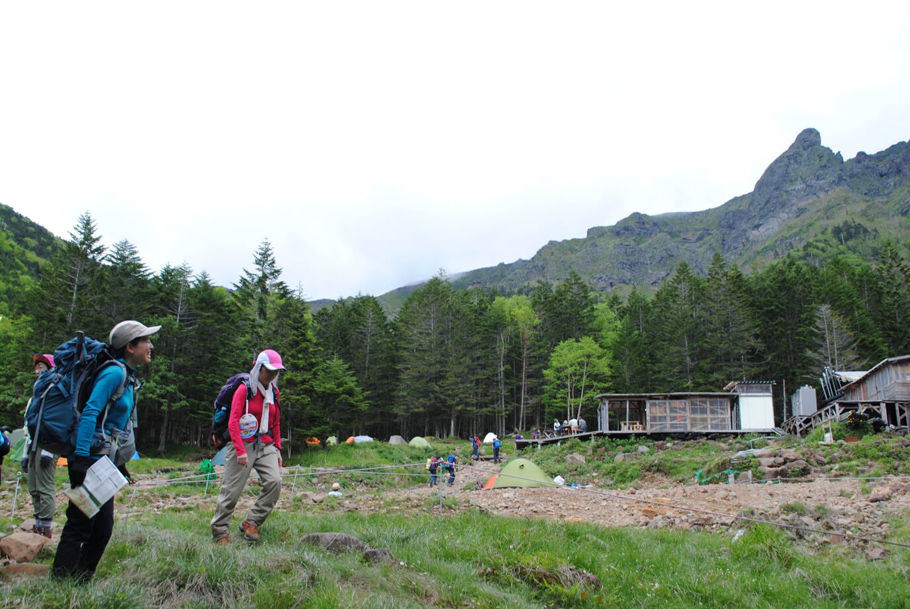 荒々しい岩峰を背景に建つ赤岳鉱泉