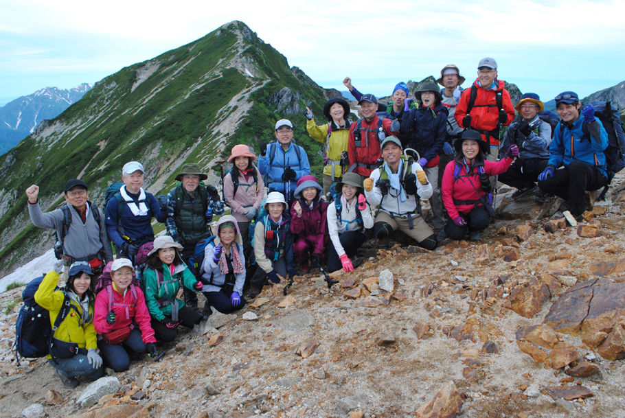 唐松岳を背景に「富士山に登るぞ」と意気込む参加者