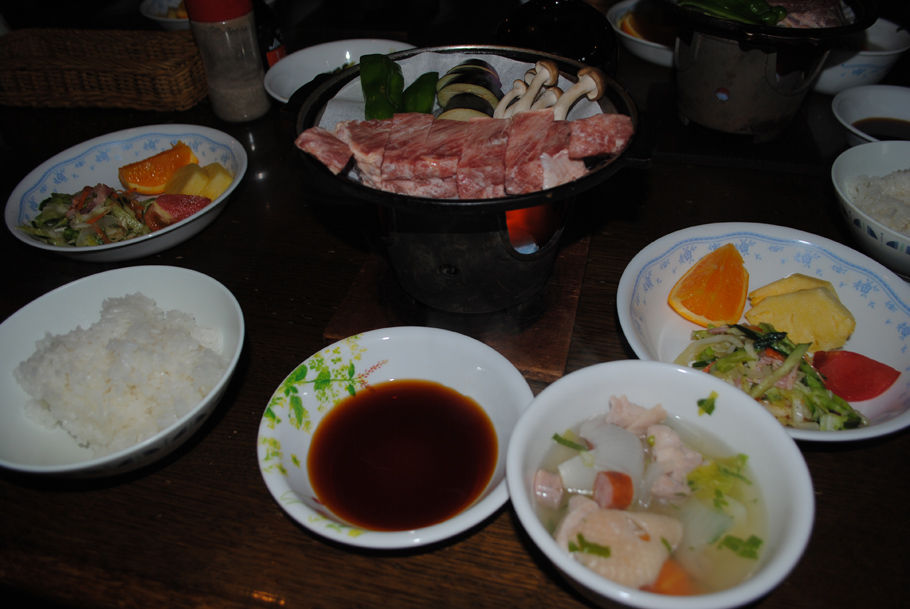 豪華な赤岳鉱泉の夕食。鉄鍋のステーキに、手前にはポトフがある。食べきれないほどの量だ