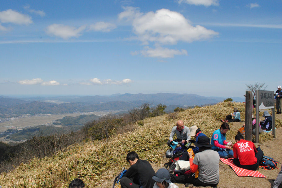 鍋塚山の山頂で昼食をとる。青空の天井がすがすがしい