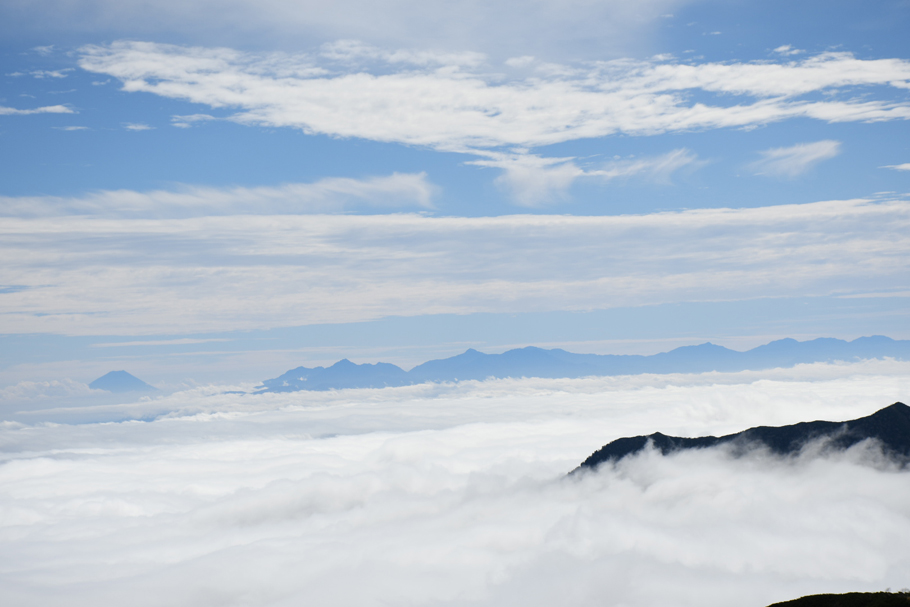 燕岳山頂からの富士山と南アルプス
