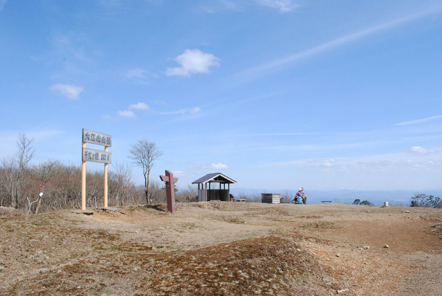 広々とした千丈ケ岳山頂