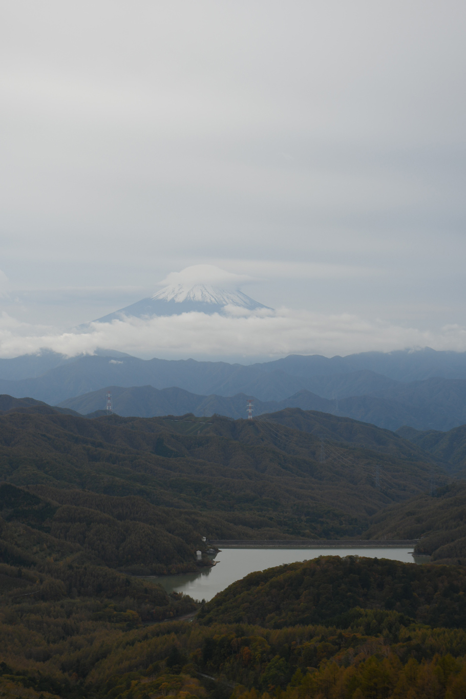 笠雲の富士山、手前は大菩薩湖