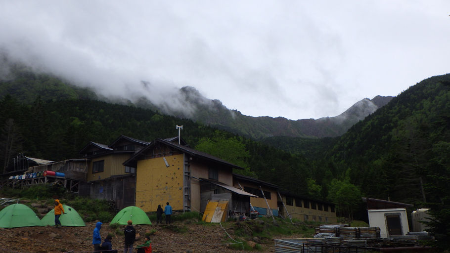 赤岳鉱泉の向こうに見えるのは八ヶ岳連峰の主峰・赤岳