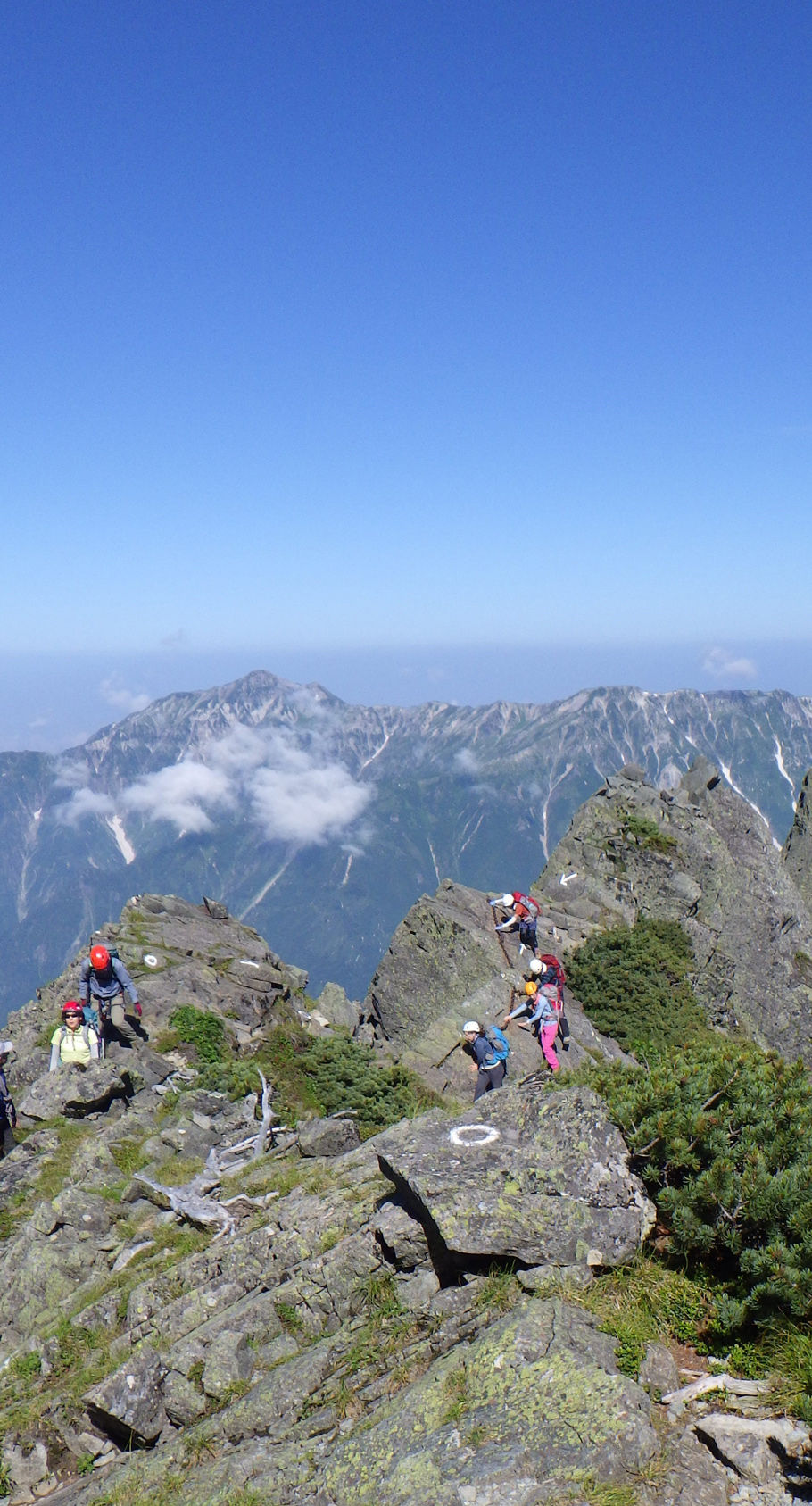 大キレット後半。長野県側の鎖場を慎重に歩く登山者