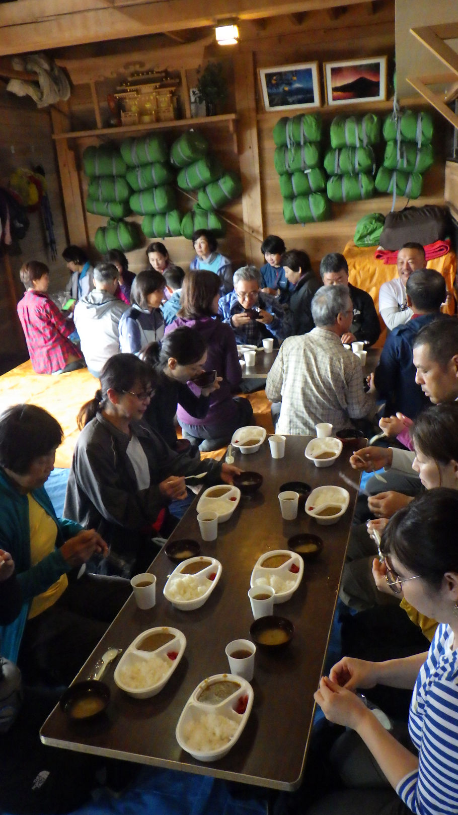 山小屋での夕食風景。カレーライスをそろって食べた。時間は午後4時