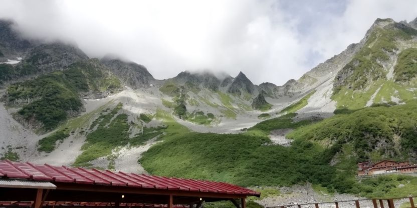 涸沢からの眺め　左の雲の中に奥穂高岳、中央は涸沢槍、右は北穂高岳