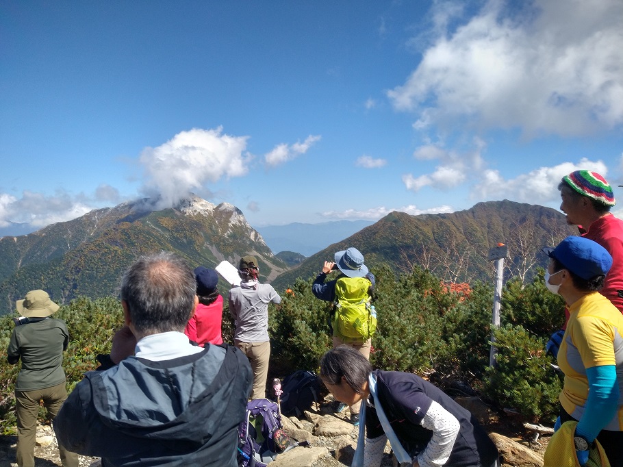 六合目からの景色。左が甲斐駒ヶ岳、右が栗沢山とアサヨ峰。