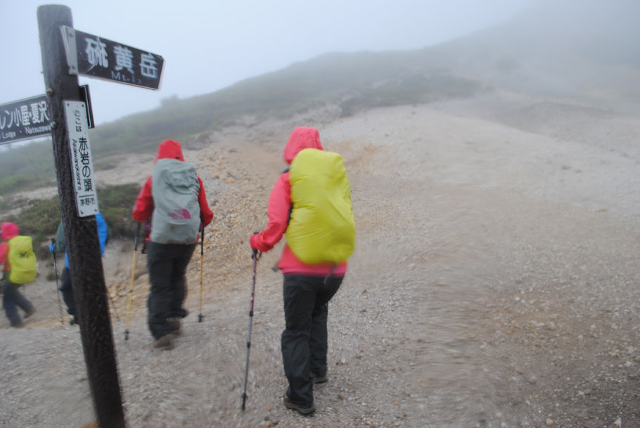 強風と横殴りの雨となった赤岩の頭