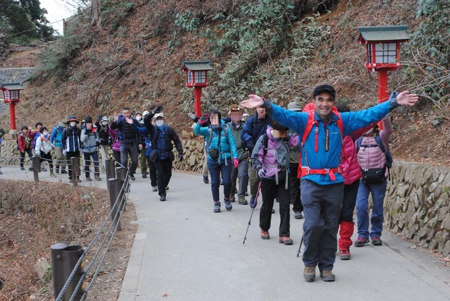 手お振る上村博道・登山ガイドと参加者の面々