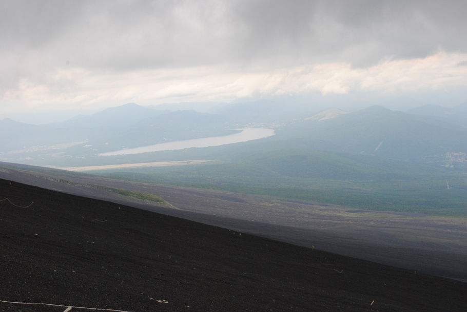 富士山中腹からの雄大な風景。左に山中湖が見える