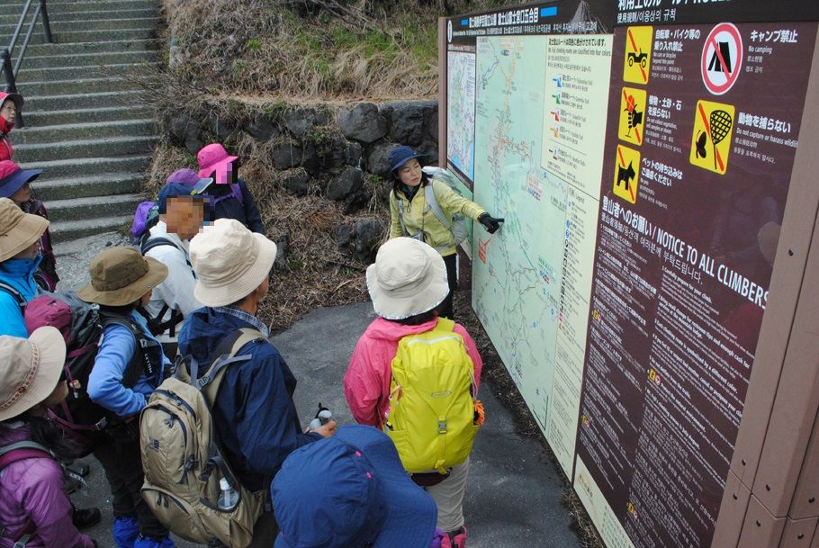 富士宮口で、行程について説明する上村ガイド