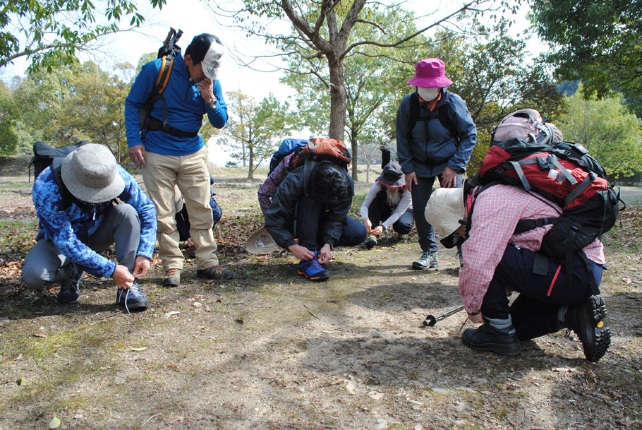 出発前に登山靴のはき方、ひもの結び方を学んだ