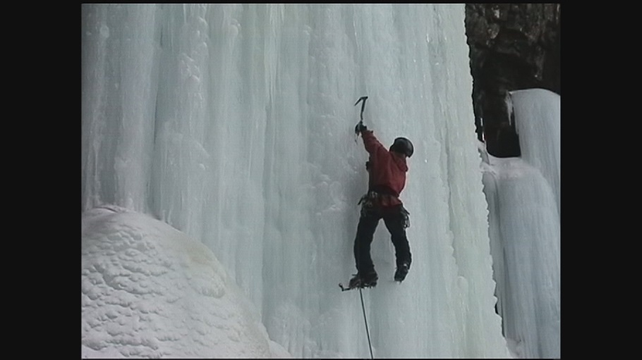 八ヶ岳摩利支天大滝でのアイスクライミングの様子©TBSテレビ
