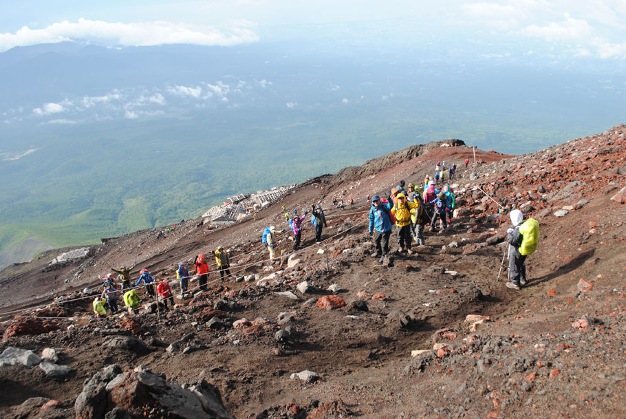 岩だらけの登山道を歩む富士登山塾の一行