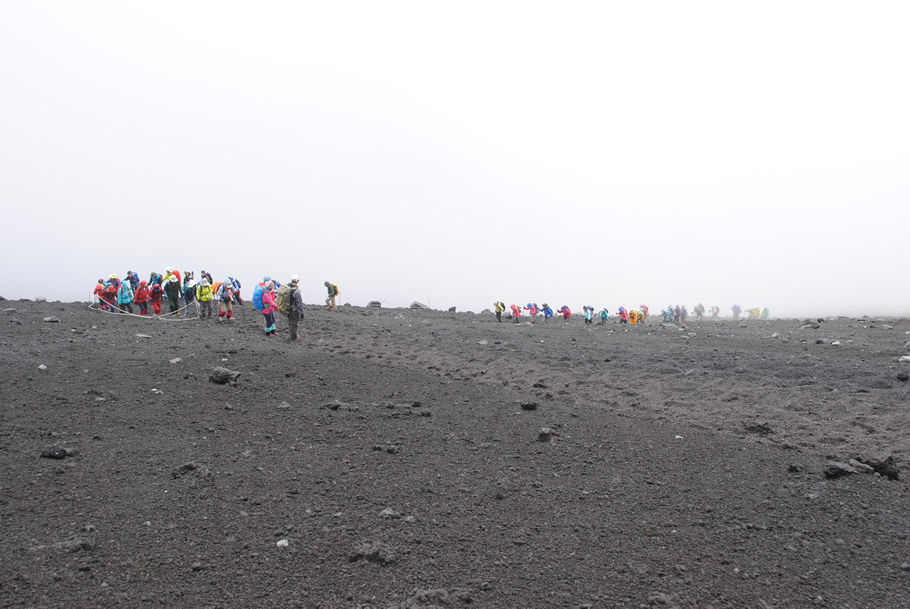 砂と石の世界を登る登山者の皆さん