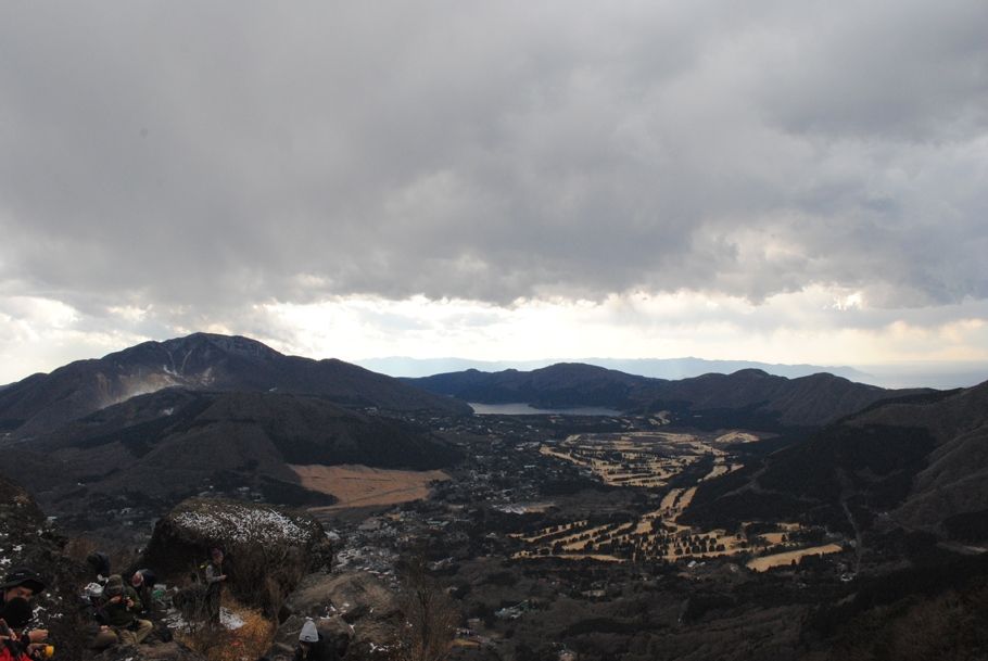 左端の白い部分が大湧谷。中央が芦ノ湖