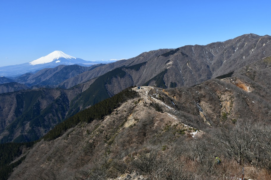 多くの尾根が連なり、遠くに富士山も。