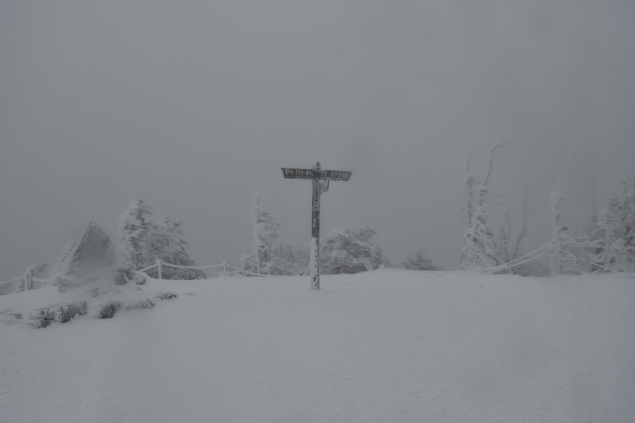 雪に埋もれる北横岳山頂