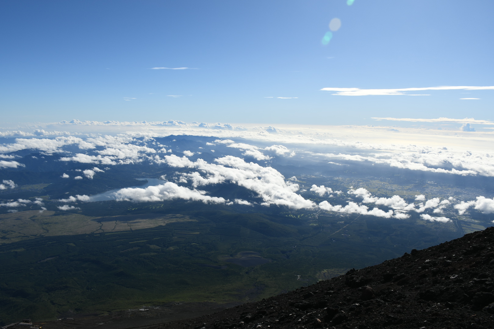 山頂からの風景。山中湖が見える