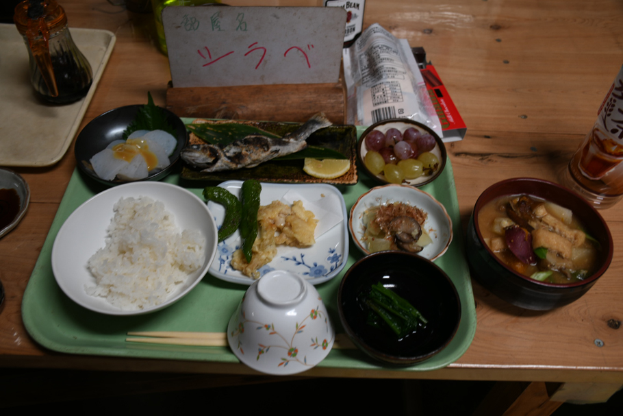 福ちやん荘の夕食。中央が岩魚の塩焼き、右手にほうとうがある。どれもとてもおいしかった