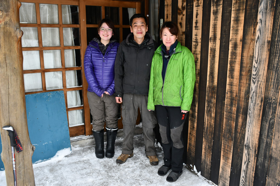 中谷さん一家。左から衣里さん、肇さん、友香さん