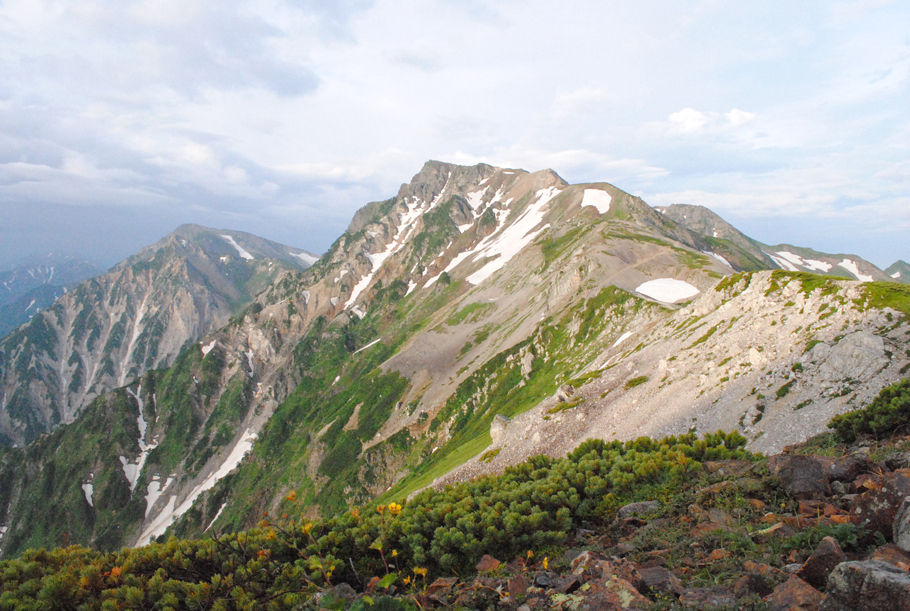 小蓮華山方面から見た白馬岳。荒々しい長野県側に比較すると、富山県側の右側はなだらかだ（2012年8月撮影）