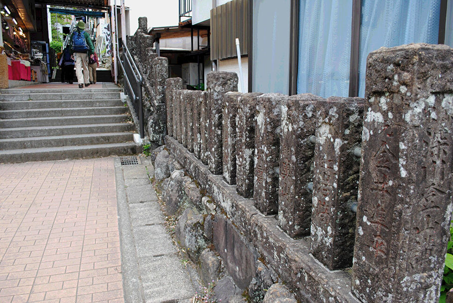 大山ケーブル駅へと続くコマ参道。古い「玉垣」が見られる(右側の石柱)