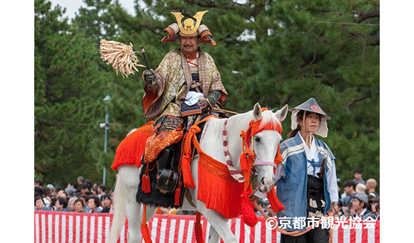 京都三大祭「時代祭」を京都御苑でゆっくり観覧時代祭と平岡八幡宮・特別拝観の「花の天井」_時代祭織田公上洛列織田信長（京都市観光協会貸出画像）