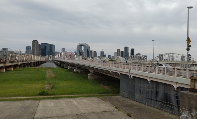 十三大橋（右）と阪急線の新淀川橋梁（左）（イメージ）