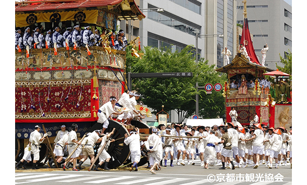祇園祭山鉾巡行（前祭）鶏鉾・月鉾