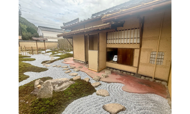 驢庵露地東氏庭園（烏賀陽百合さん撮影）