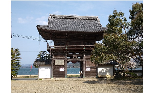 如意寺仁王門・内から海を望む