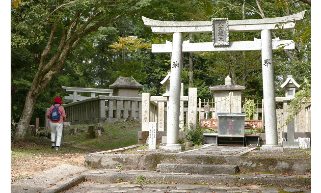 右側手前の祠（ほこら）が和歌山側の八大龍王社（九番経塚）。左手奥は岸和田藩主が建てた石宝殿がある「高龗（たかおかみ）神社」＝いずれも貝塚・紀の川両市境の和泉葛城山頂で