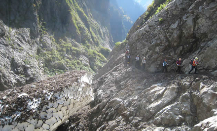紅葉の黒部峡谷「下の廊下」