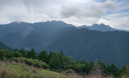 観音峰と稲村ケ岳