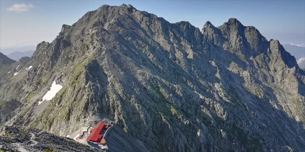 奥穂高岳と穂高岳山荘(イメージ)