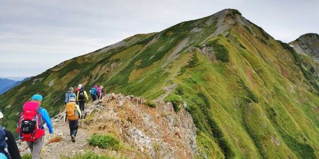 鹿島槍ヶ岳へ続く縦走路(イメージ)