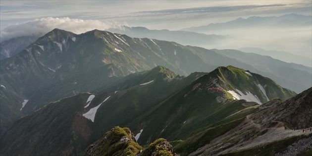 五竜山荘と遠くに唐松岳(イメージ)