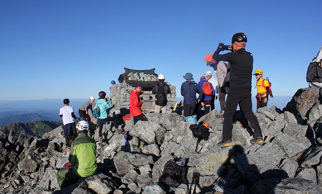 多くの登山客で賑わう剱岳山頂(イメージ)