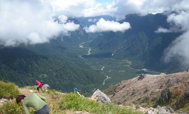 焼岳山頂から上高地を望む（写真は8月下旬／イメージ）