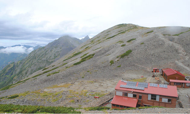 南岳と中岳にはさまれた槍ヶ岳。手前は南岳小屋（イメージ）