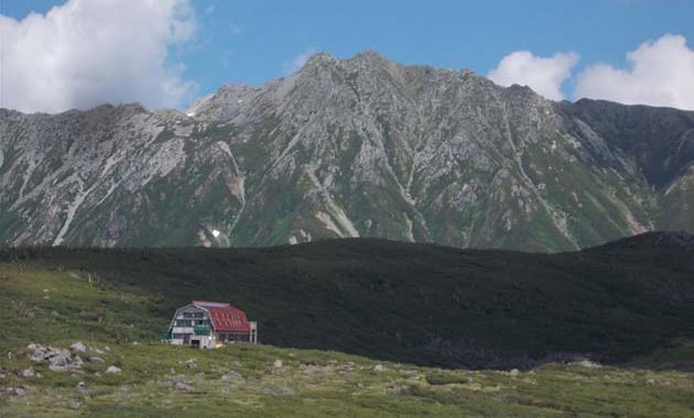 雲ノ平小屋と水晶岳（イメージ）