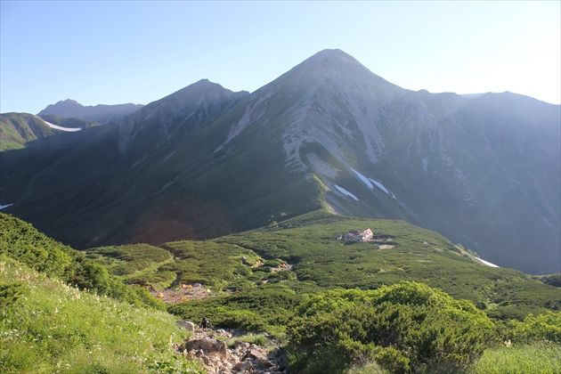 三俣山荘と向こうに鷲羽岳(イメージ)