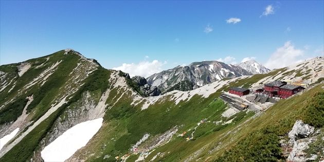 唐松岳と唐松頂上山荘(イメージ)