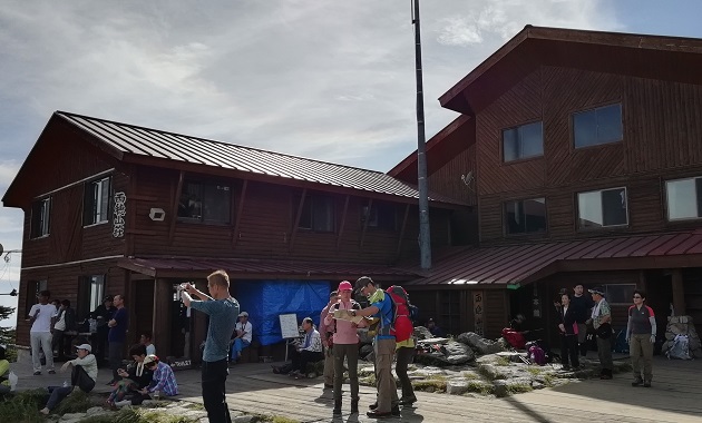 登山者でにぎわう西穂山荘(イメージ)